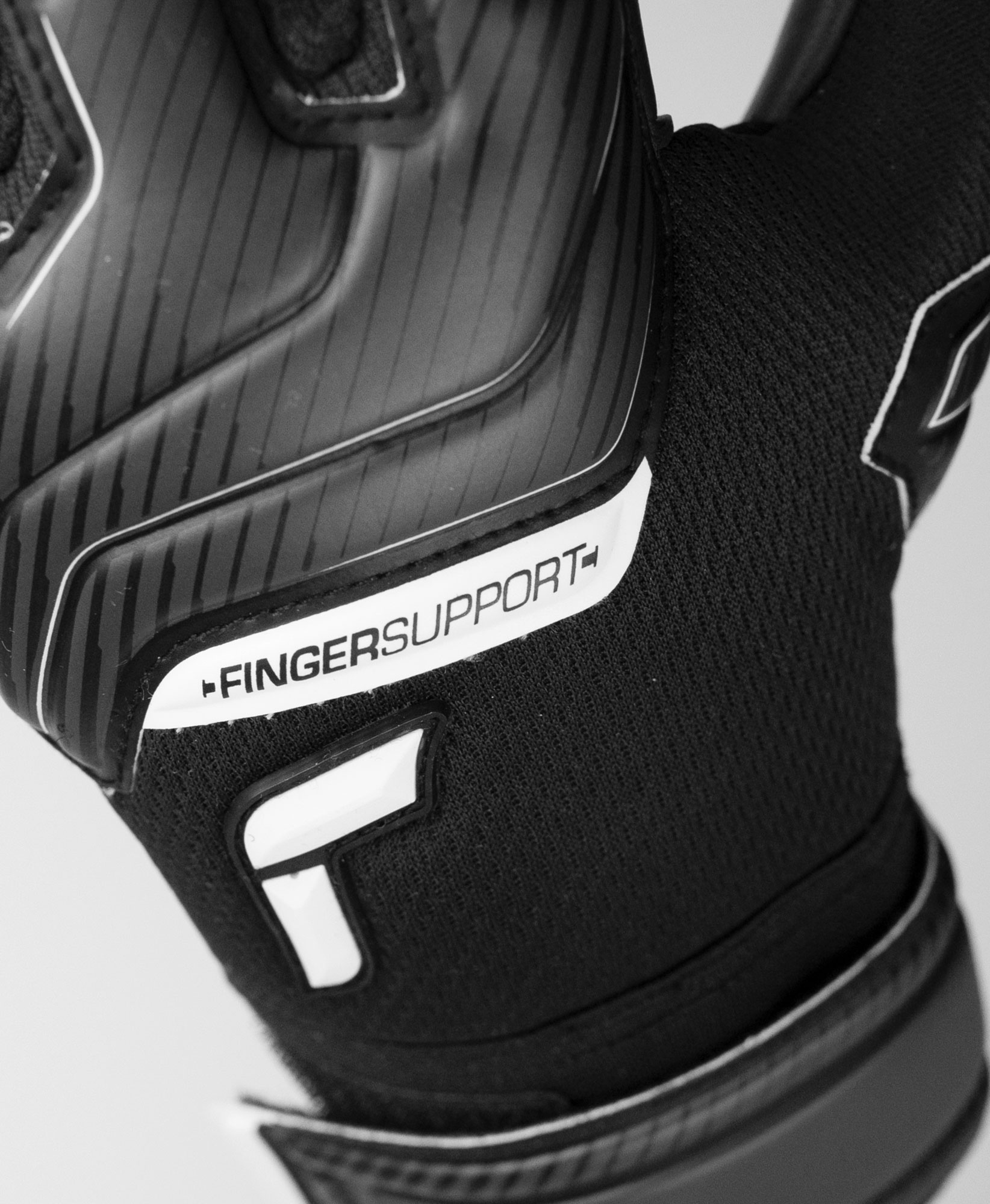 reusch attrakt infinity finger support